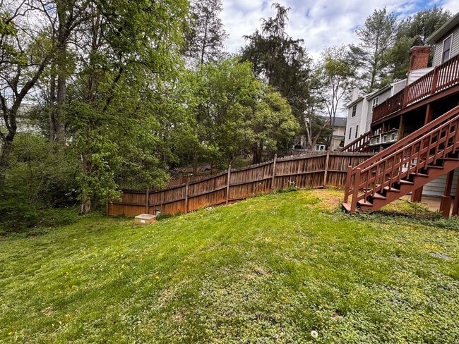 Building Photo - Briarwood Townhome close to NGIC and Hollymead Town Center!