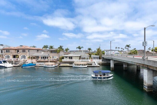 Building Photo - Stunning 5-Bed, 4-Bath Fully Furnished Hom...
