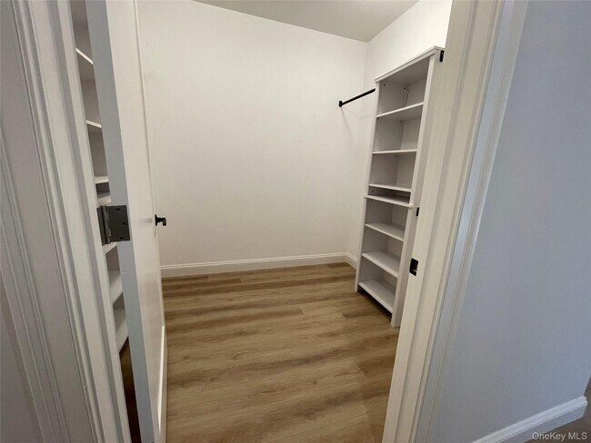Building Photo - 903 Oakridge Cmns