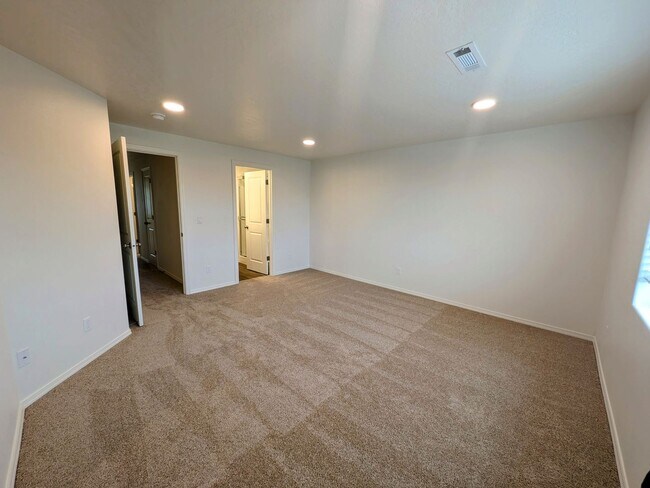 Building Photo - New Townhome for Rent in Southridge Area