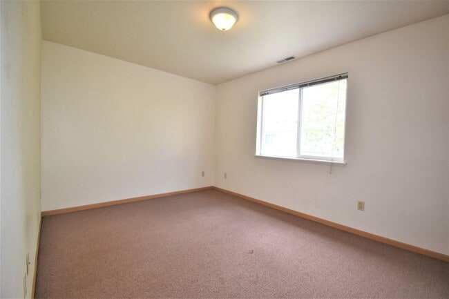 Building Photo - Centrally Located 3b 1.5ba Townhouse with attached Garage and Patio!