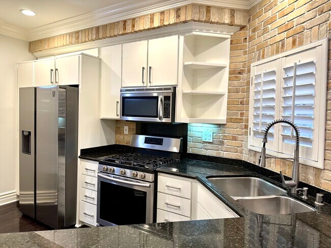 Building Photo - 850 N Croft Ave