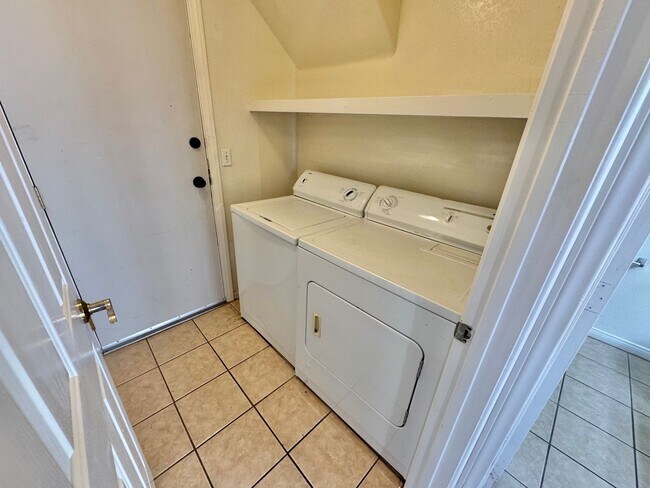 Building Photo - Charming home in a desirable Henderson neighborhood
