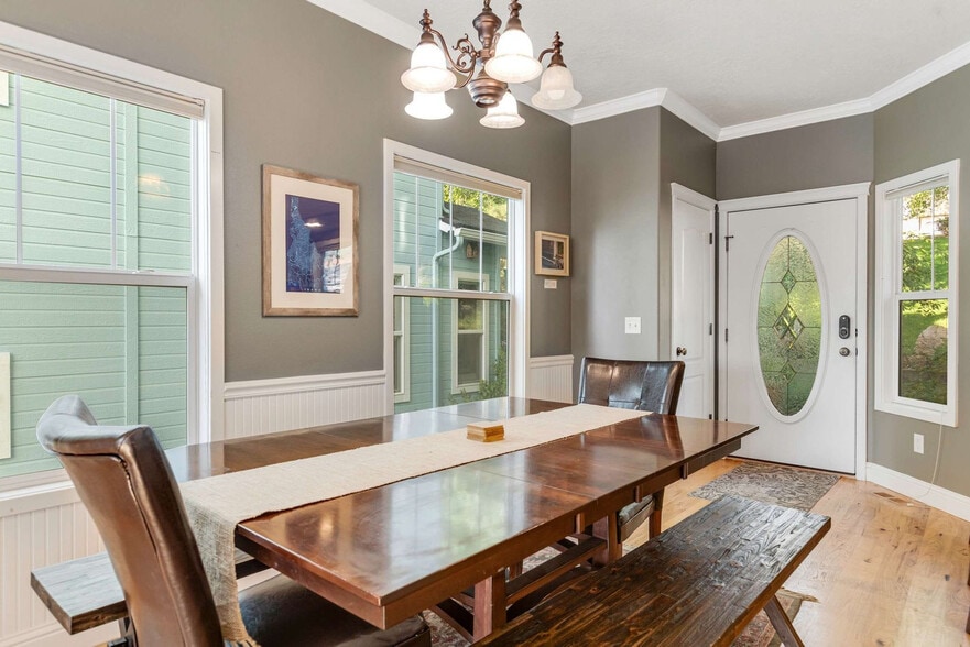 Building Photo - 1433 E Hays St