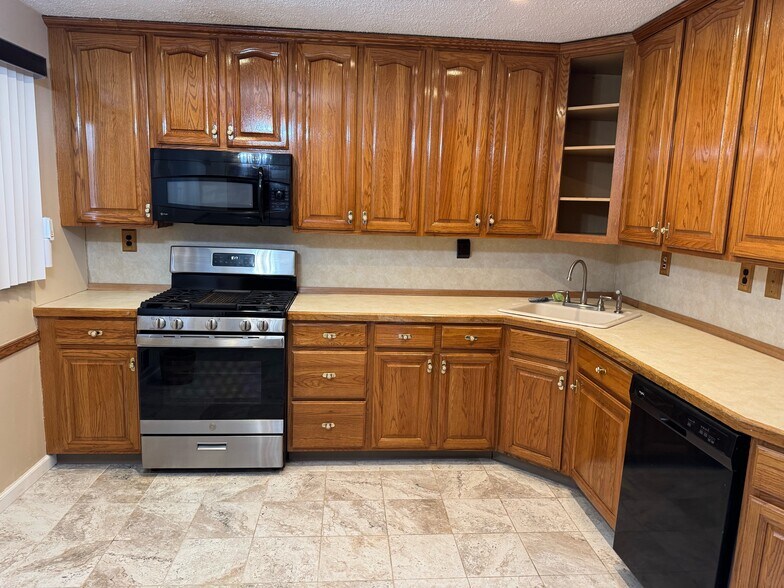 Building Photo - 713 E Brookside Ln