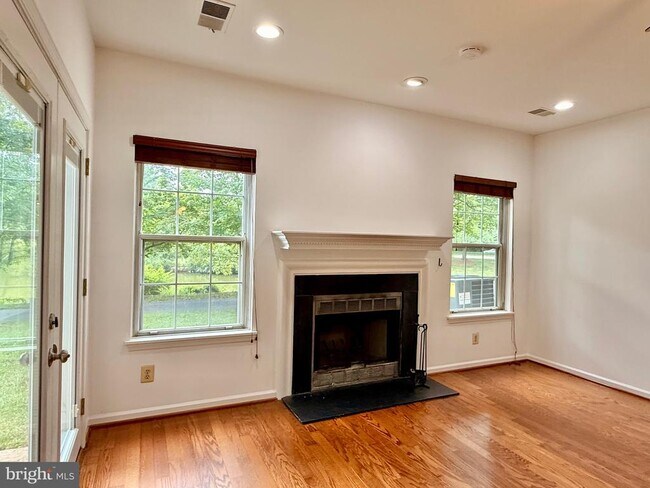 Building Photo - 2930 Yarling Ct