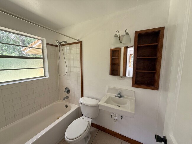 Building Photo - Welcome to this spacious 3-bedroom, 2-bath...