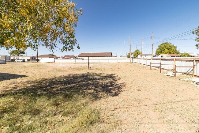 Building Photo - 910 N Carol Ave