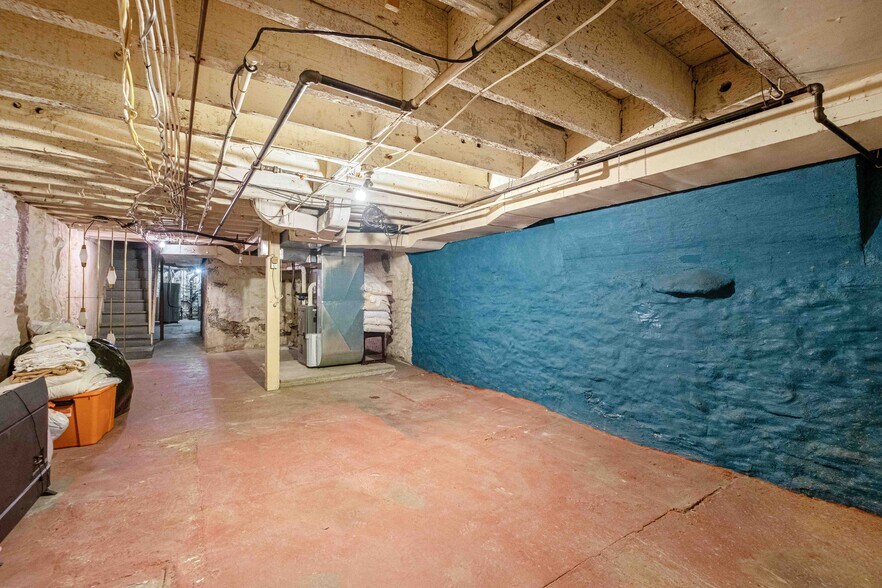 Building Photo - 218 W North Ave