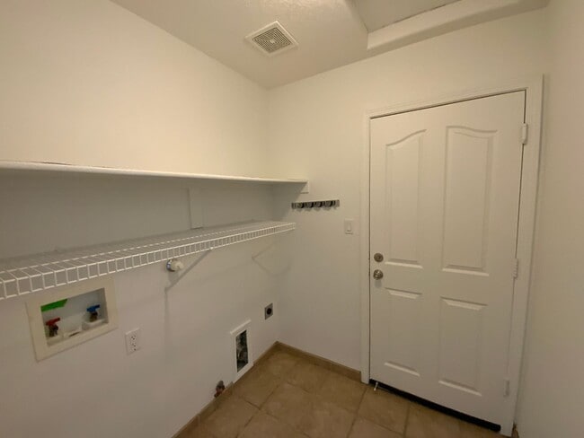 Building Photo - 3 Bedroom Single Story Home Available Near...