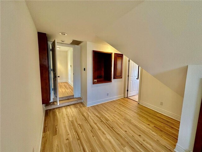 Building Photo - Prime Location 4 Bedroom 3 1/2 bath 2 garages!