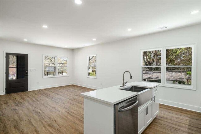 Building Photo - 936 Byron Dr SW
