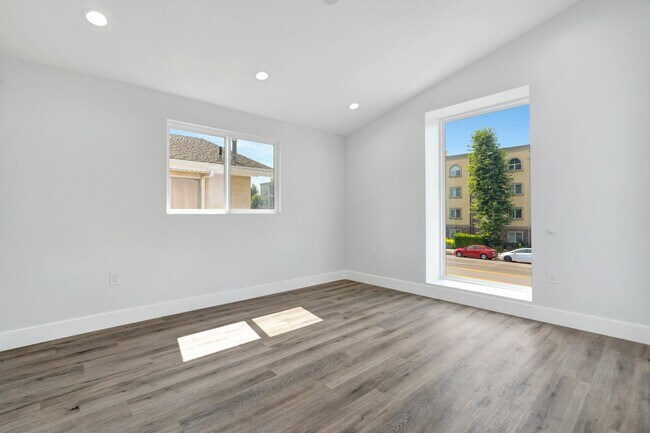 Building Photo - Spacious 3BR NoHo Home w/ Luxury European Finishes