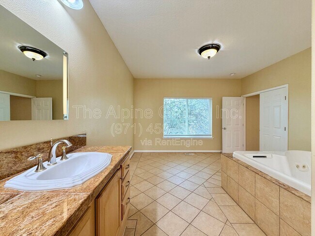 Building Photo - 13760 SW Mapleview Ln