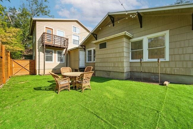 Building Photo - UT PRE-LEASE: 5 bed / 3 bath Remodeled Wes...