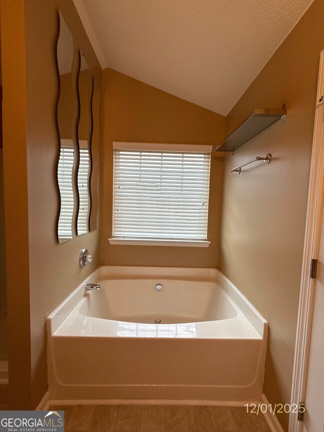 Building Photo - 460 Camella Cir