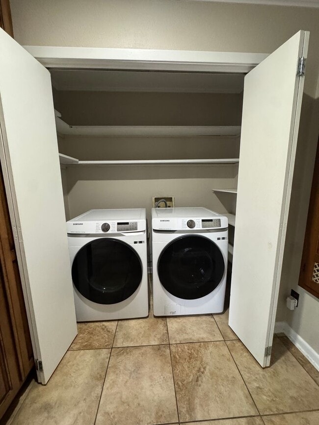 Building Photo - Incredible 4 Bed / 2 Bath updated Home, Available Now!