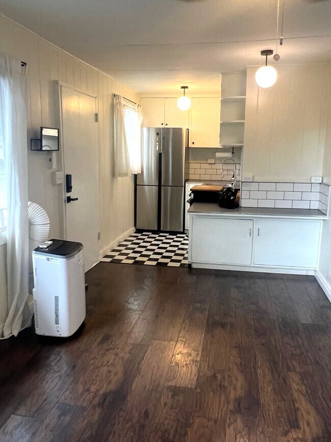 Building Photo - Charming 2BR Cottage Minutes from Kaimuki – Bright Home with Updated Kitchen