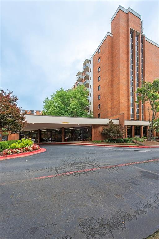 Building Photo - 300 Johnson Ferry Rd