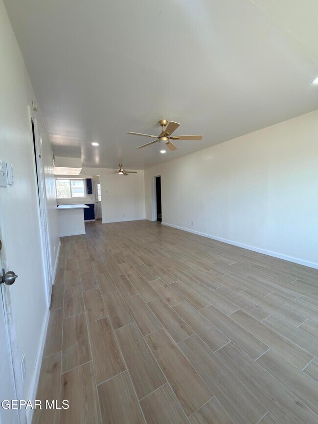 Building Photo - 7605 Parkland Dr