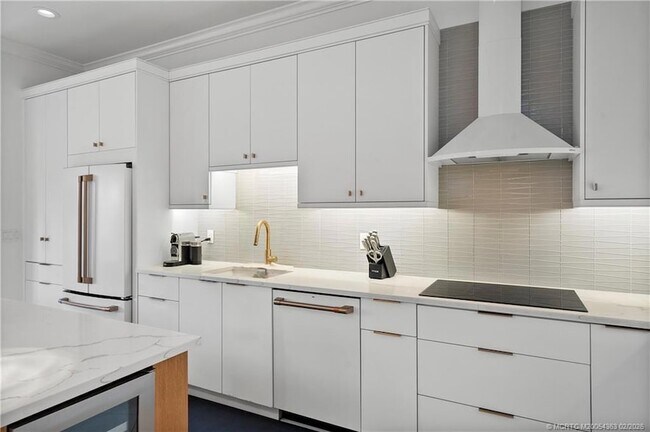 Building Photo - 521 SW Ocean Blvd