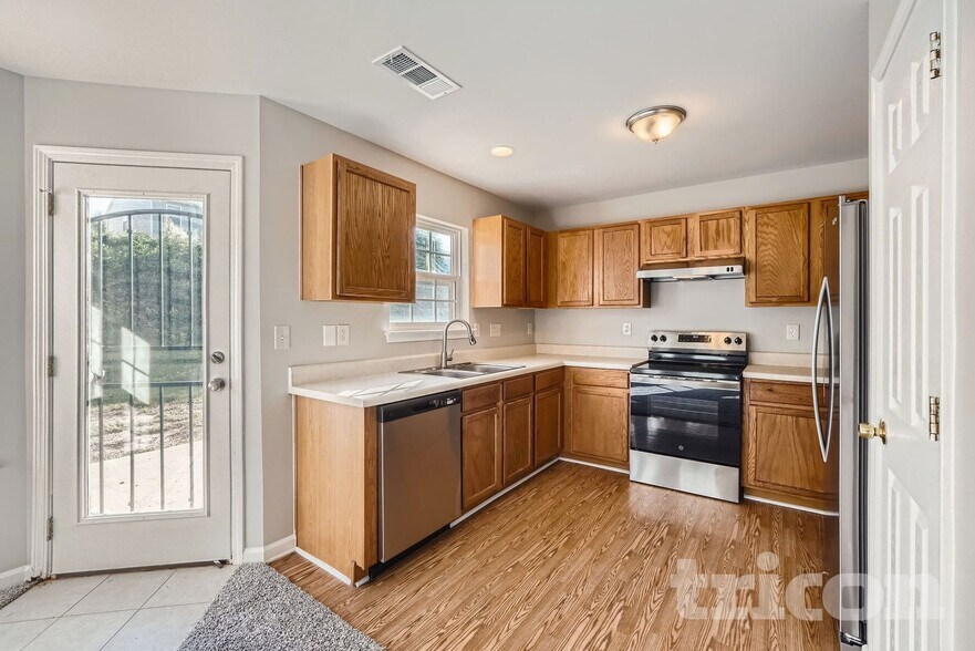 Building Photo - 5819 Twin Brook Dr