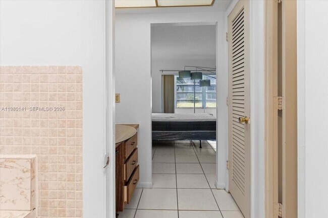 Building Photo - 2200 Park Ln