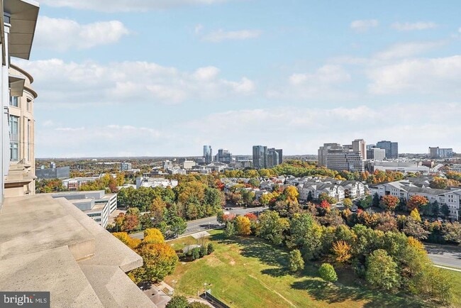 Building Photo - 8220 Crestwood Heights Dr