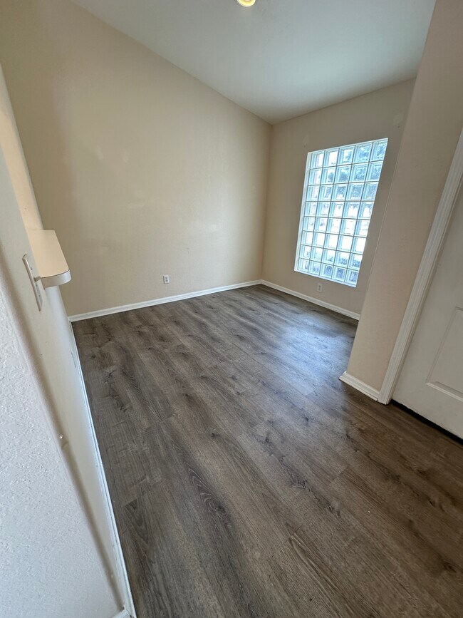 Building Photo - 26747 Little John Ct