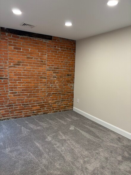 Building Photo - 905 N Orange St