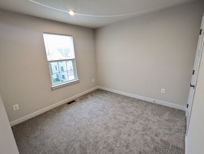 Building Photo - New Build (never lived in) townhouse avail...