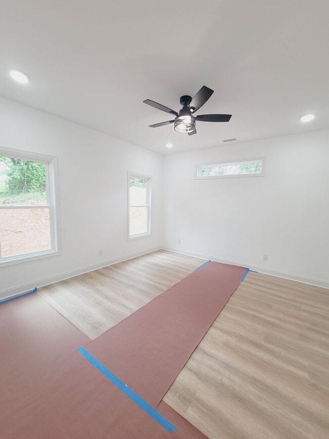 Building Photo - Beautiful new built three-bedroom, two-bat...