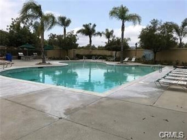 Building Photo - Upper Unit 2 Bedroom Condo in Gated Commun...
