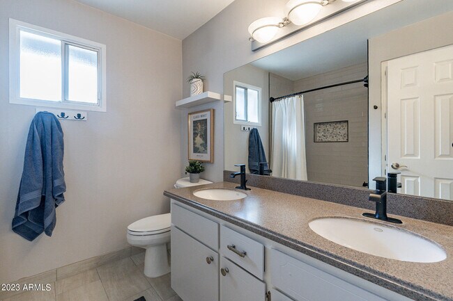 Building Photo - 4016 S Holbrook Ln