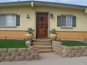 Building Photo - Large Studio with extra room and washer dryer