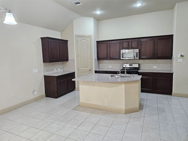 Building Photo - 4012 Eaton Park Dr