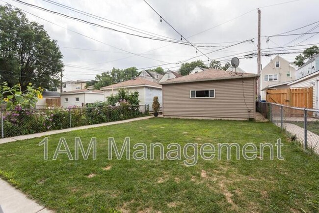 Building Photo - 3242 N Ridgeway Ave