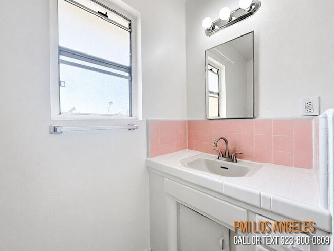 Building Photo - 943 W 68th St