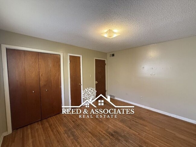 Building Photo - 2-Story Duplex Located Near UofM!