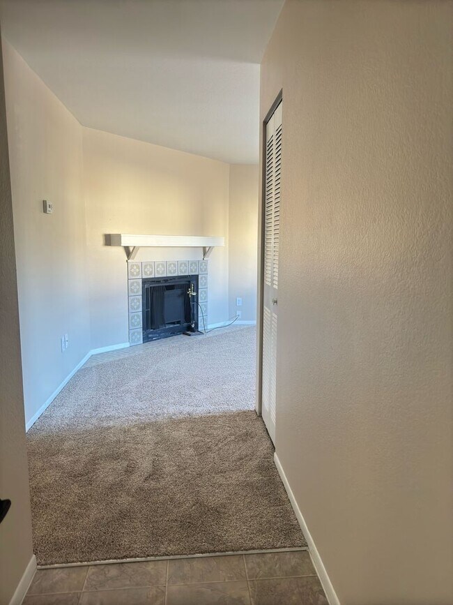 Building Photo - 2 Bedroom 1 bath close to Powers Corridor