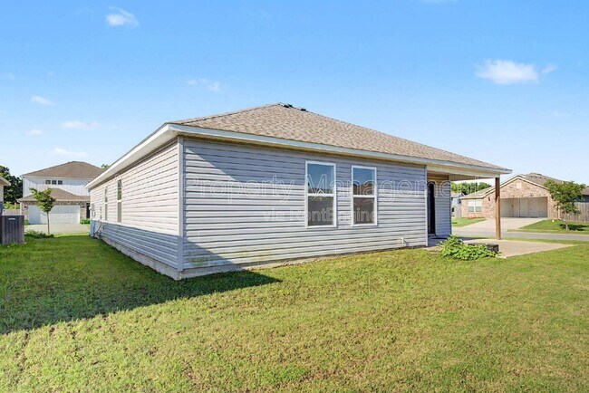 Building Photo - 946 E Sparrow Cir