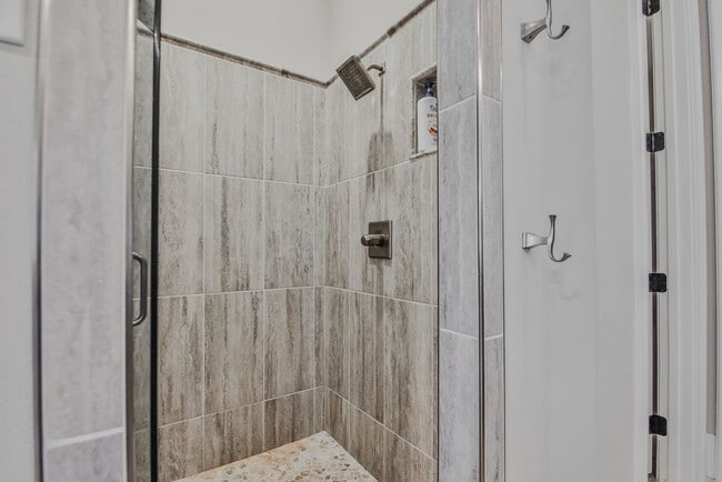 Building Photo - Stunning 4-Bedroom Luxury Home with Resort-Style Pool in Prestigious Oakmont Estates – Available ...