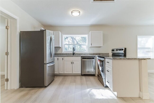 Building Photo - 6310 Belle Isles Dr