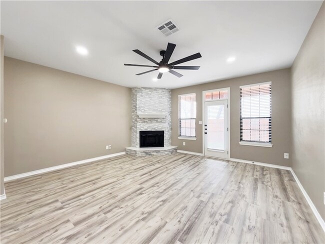 Building Photo - 1305 W Villa Maria Rd