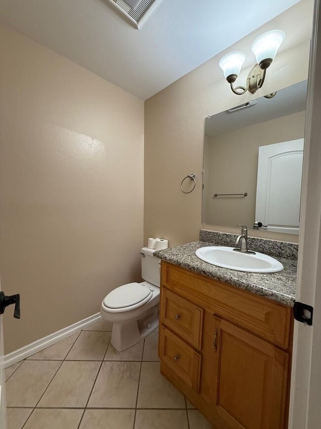 Building Photo - Charming Home Just Minutes from the Beach!