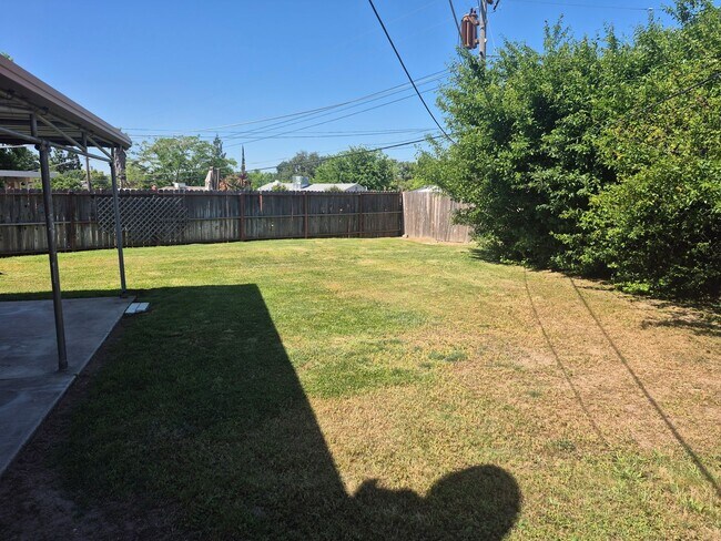 Building Photo - Remodeled 3 Bedroom 2 Bathroom Carmichael ...