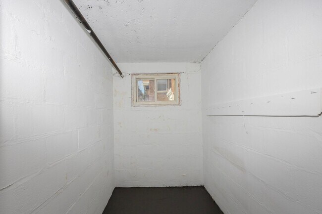 Building Photo - BRIDGETOWN - Adorable spacious 2 bed 1 bath brick ranch.