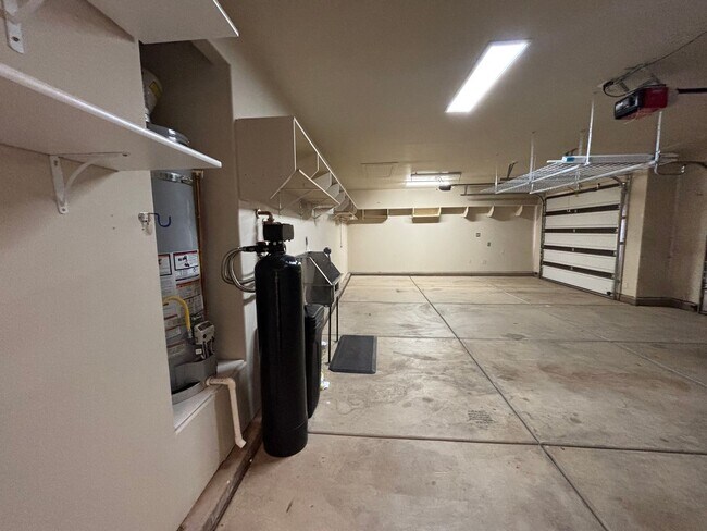 Building Photo - SPACIOUS HOME FOR RENT!