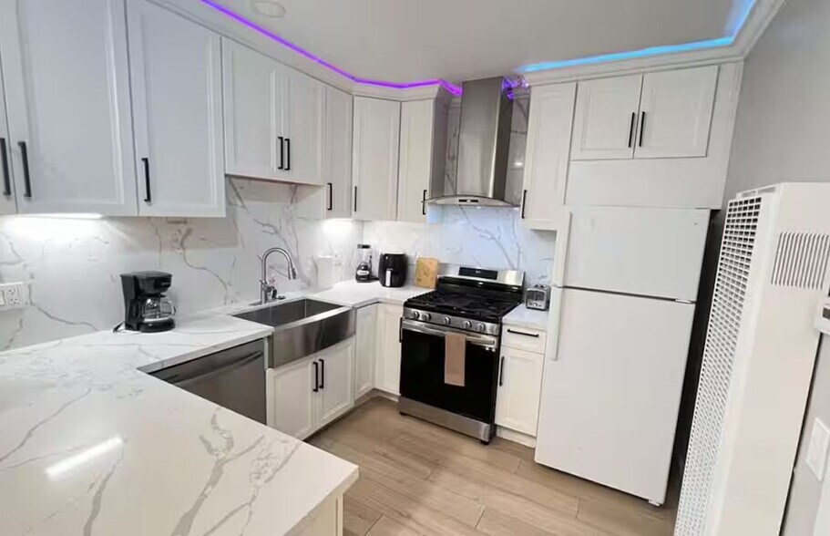 Building Photo - 8354 Adams St