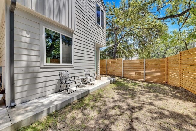 Building Photo - 814 N Bluff Dr